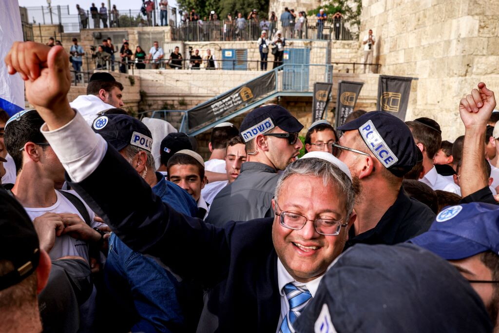 Un cappio sulla torta di compleanno e poliziotti tra gli invitati: bufera in Israele per l...