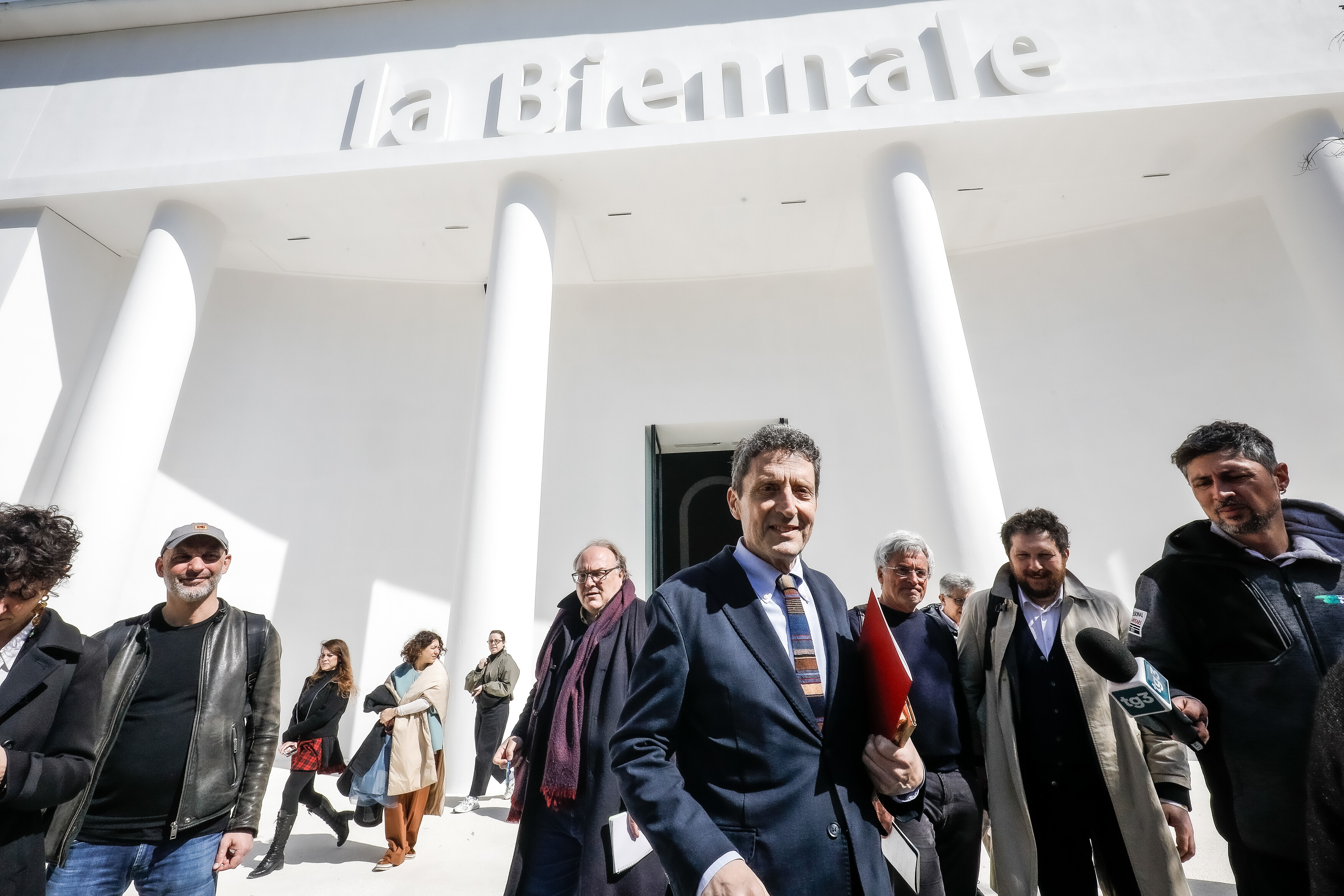 Biennale, a Venezia 111 artisti da 100 Paesi e molte polemiche