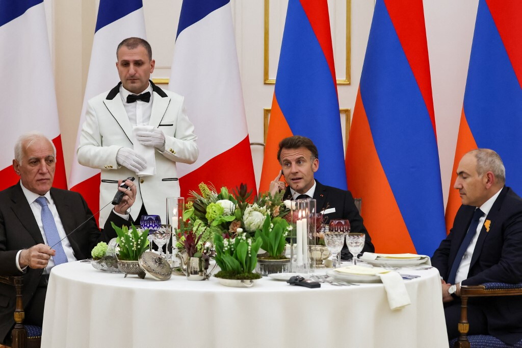 Macron canta la bohème con il primo ministro armeno alla batteria