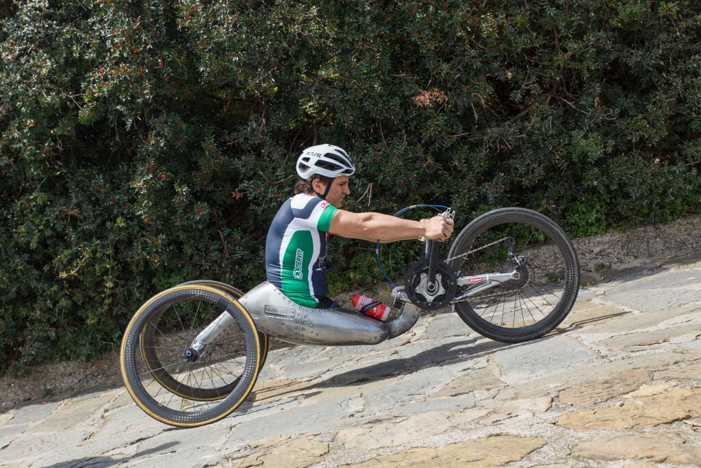 Folla ai funerali di Zanardi a Padova. La handbike di Alex davanti all'altare