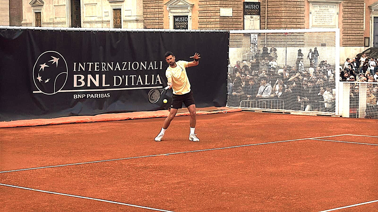 Djokovic più forte della pioggia, fan in delirio a Piazza del Popolo