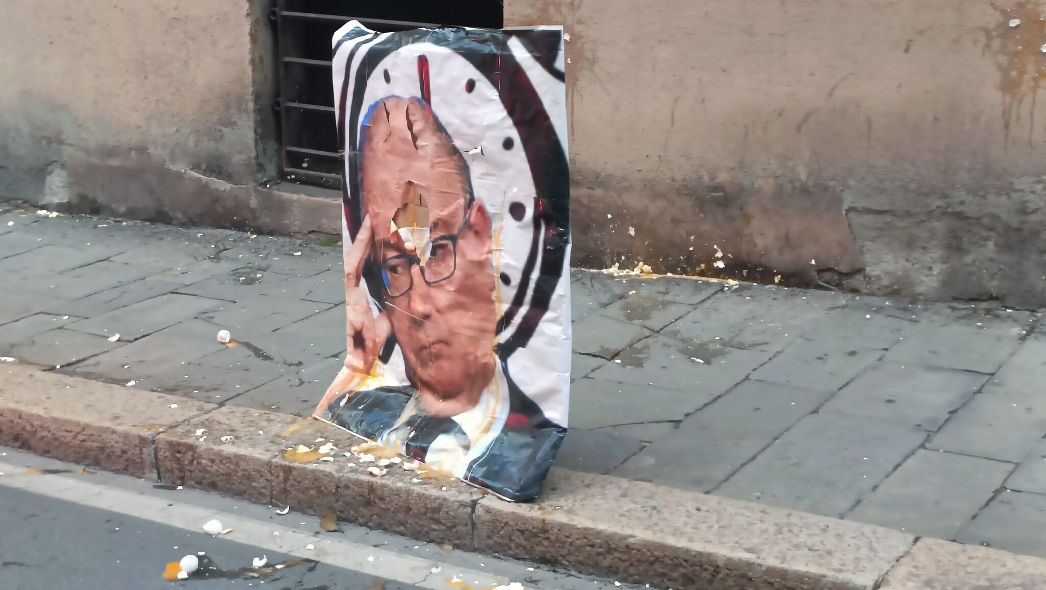 A Genova, studenti in sciopero contro il governo. Uova contro una foto di Valditara