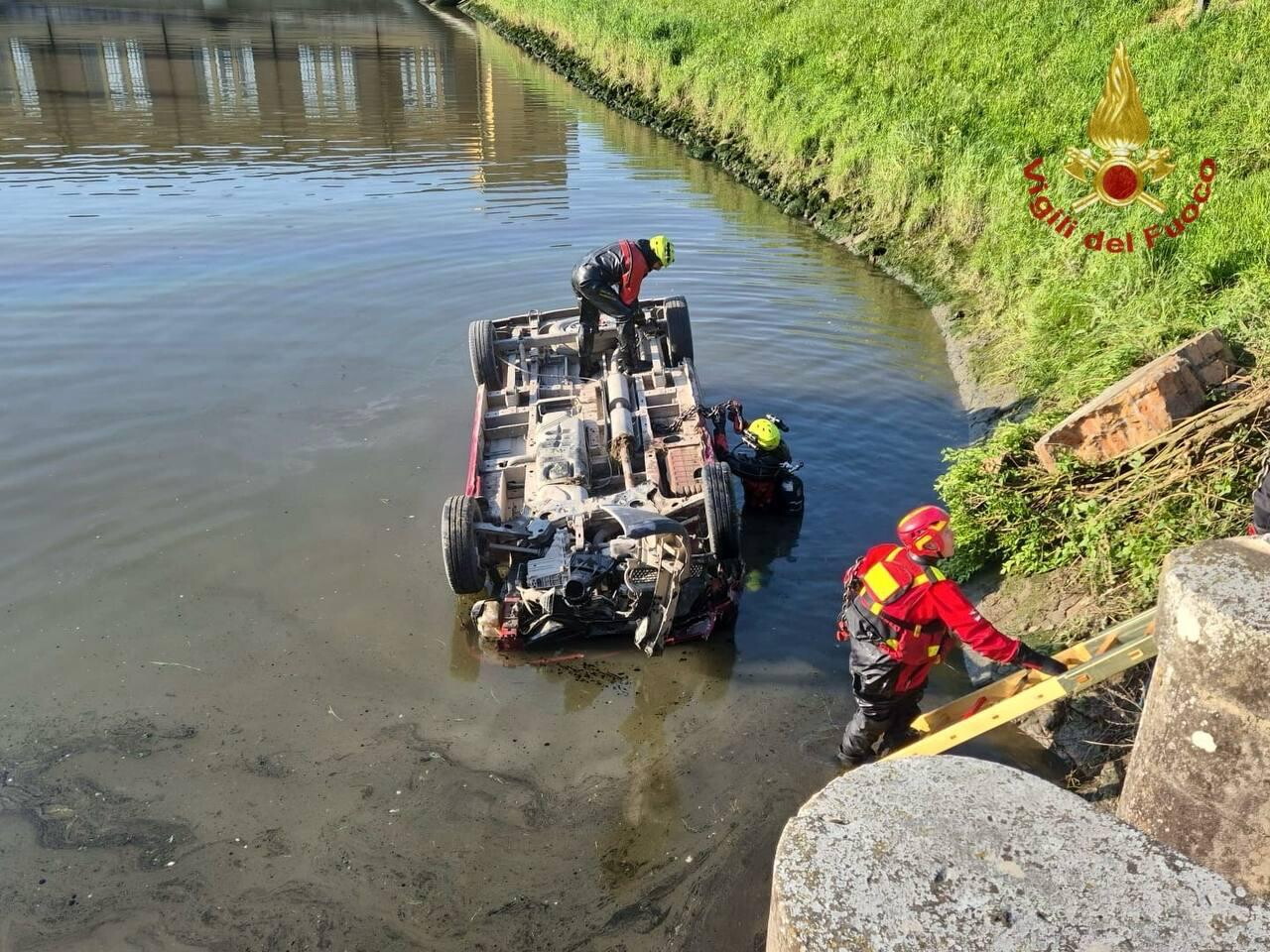 Van finisce in un canale a Venezia, tre morti