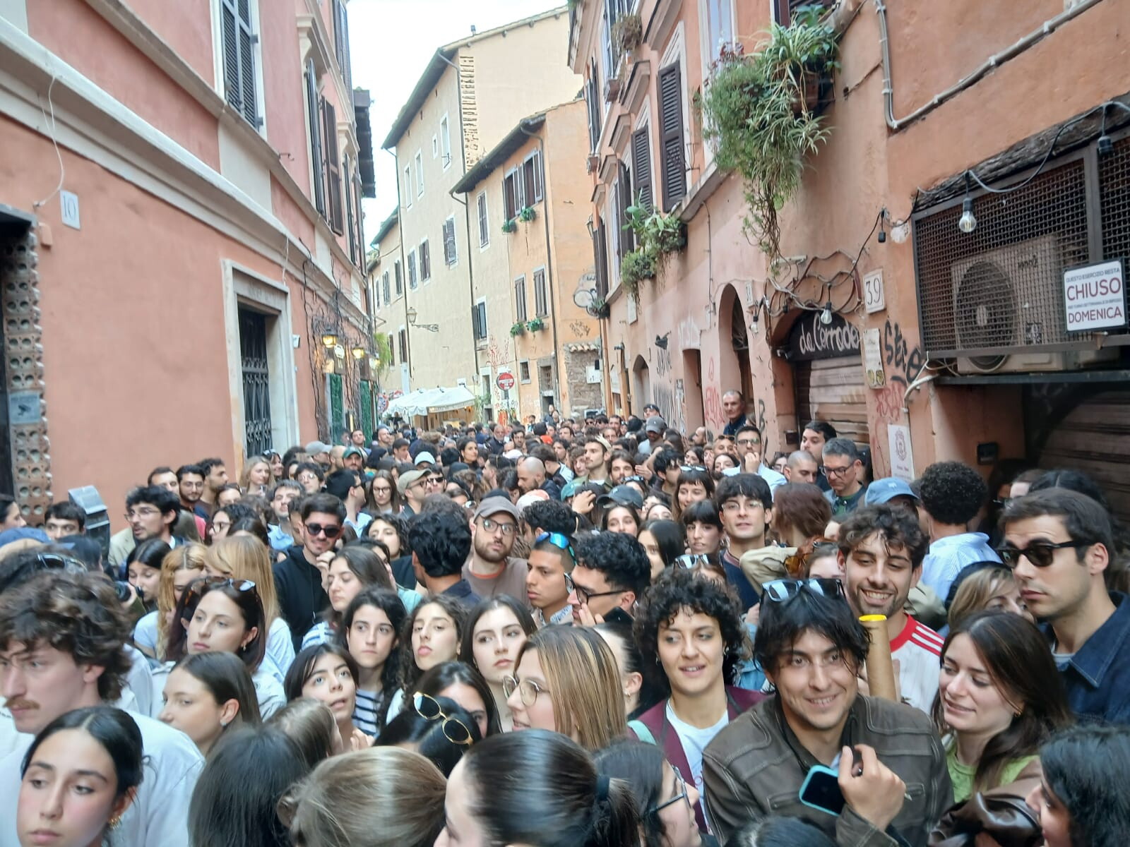 Fulminacci, live a sorpresa a Trastevere. Folla in via della Pelliccia