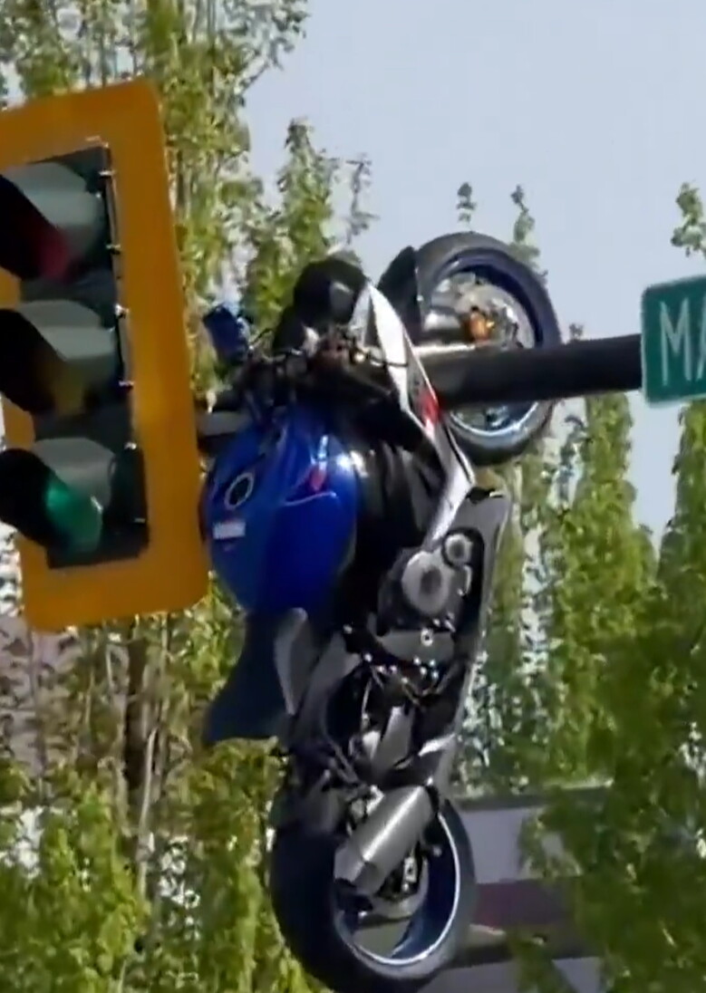 Moto finisce appesa a un semaforo dopo un incidente: il video diventa virale
