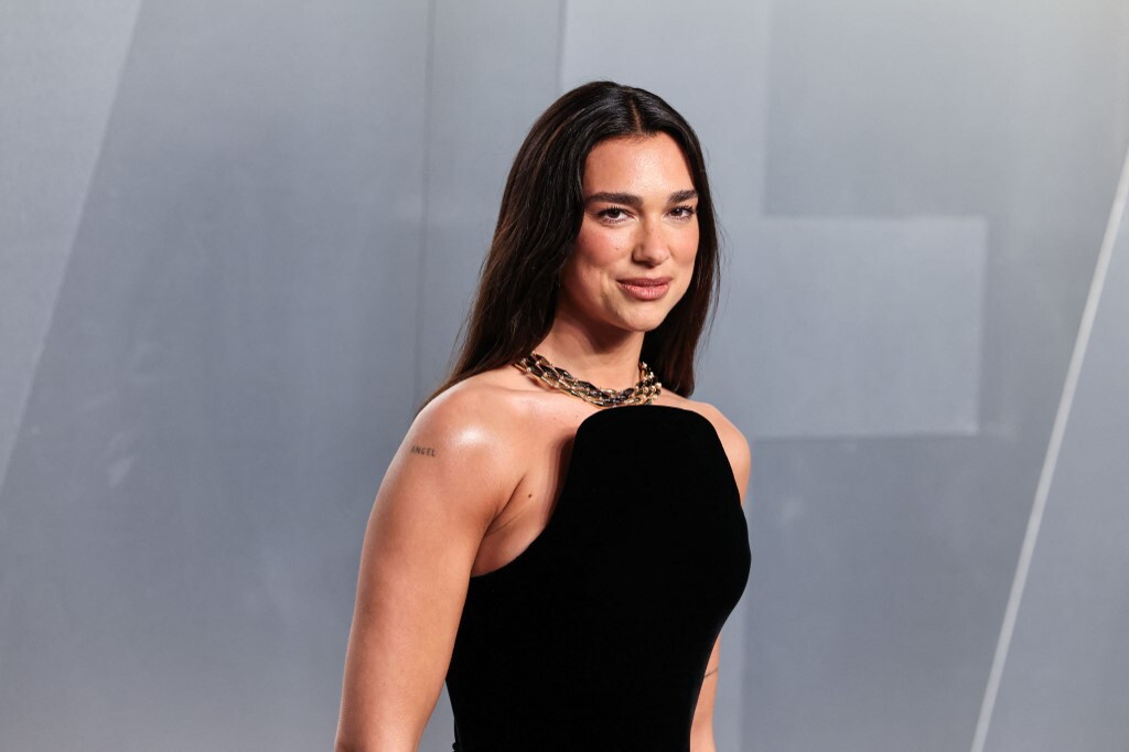 Dua Lipa fa causa a Samsung per uso illecito dell’immagine: chiesti 15 milioni