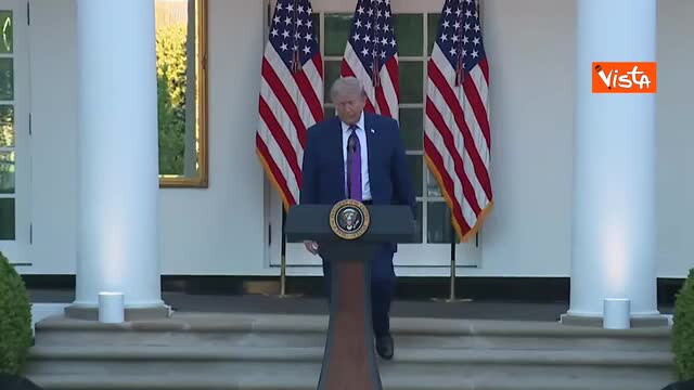 Trump in allerta per un rumore durante il suo discorso alla Casa Bianca: Pensavo fosse un drone