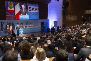 Mattarella: "Gli infermieri costituiscono l'esercito del bene"