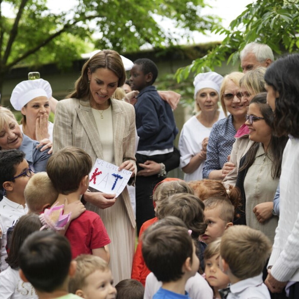 Anteprima: La principessa in mezzo al verde: blazer gessato e gonna plissé per l'incontro con i bamb…