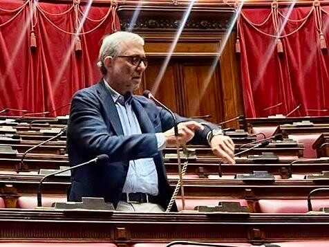 Giachetti si ammanetta in Aula: "La maggioranza sblocchi la commissione di Vigilanza Rai"