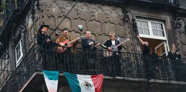 U2 sotto la pioggia in Messico: show a sorpresa da un balcone