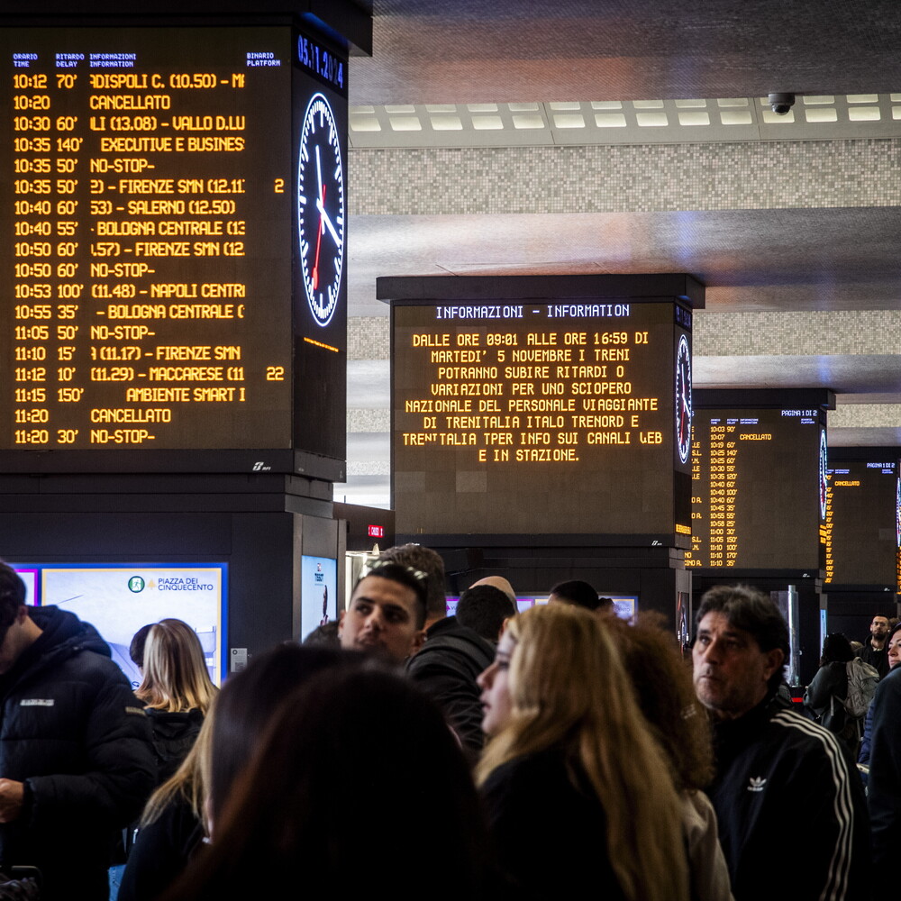 Trains, buses and subways go on strike. The guaranteed bands
