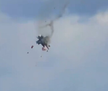 Due caccia si scontrano durante l’air show alla Mountain Home negli Usa, salvi i piloti (VIDEO)