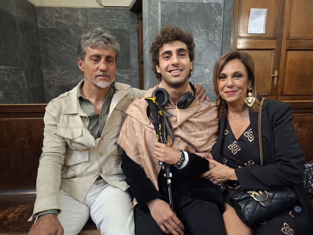 Studente accoltellato a Milano, l'aggressore condannato a 20 anni. Davide abbraccia i due imputati