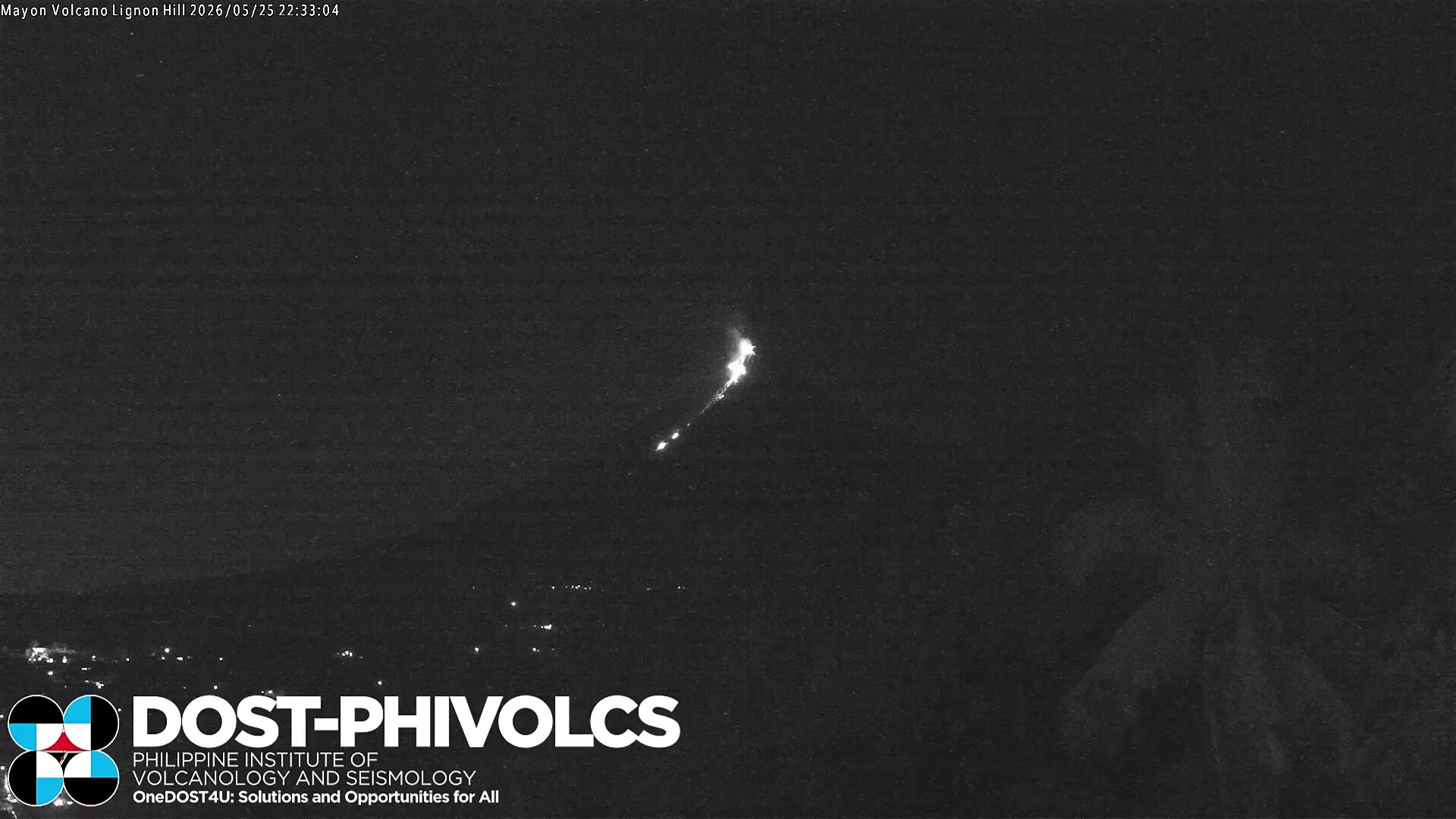 Un meteorite illumina il cielo sul vulcano Mayon