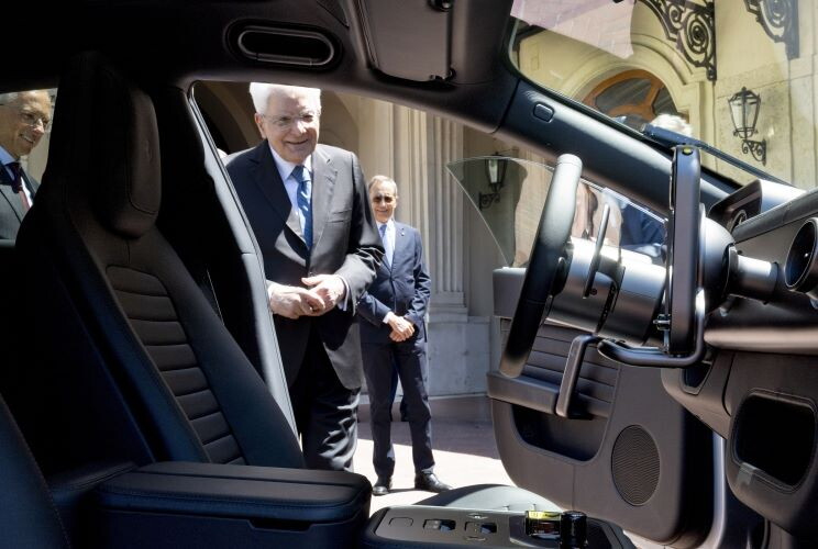 Mattarella a bordo della nuova Ferrari, 'Luce' presentata al Quirinale