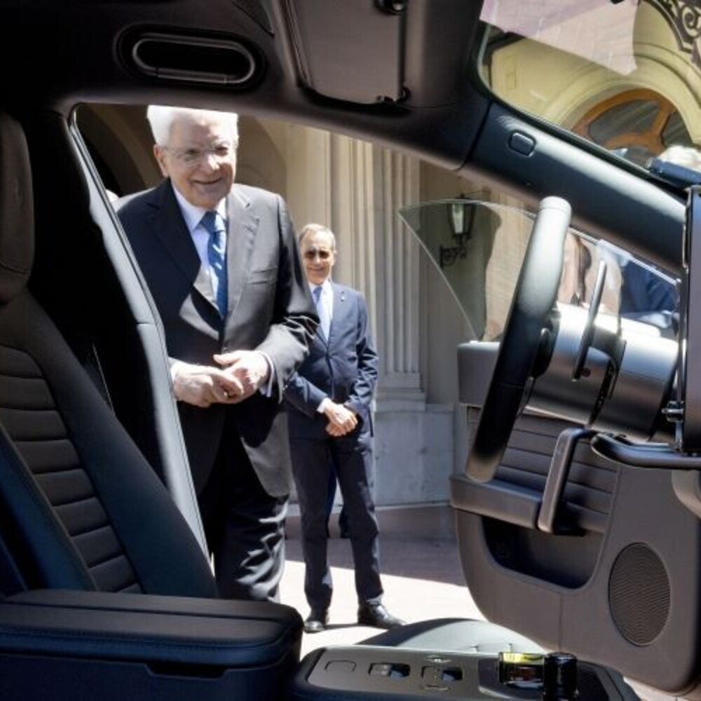 Mattarella aboard the new Ferrari, ‘Luce’ presented at the Quirinale