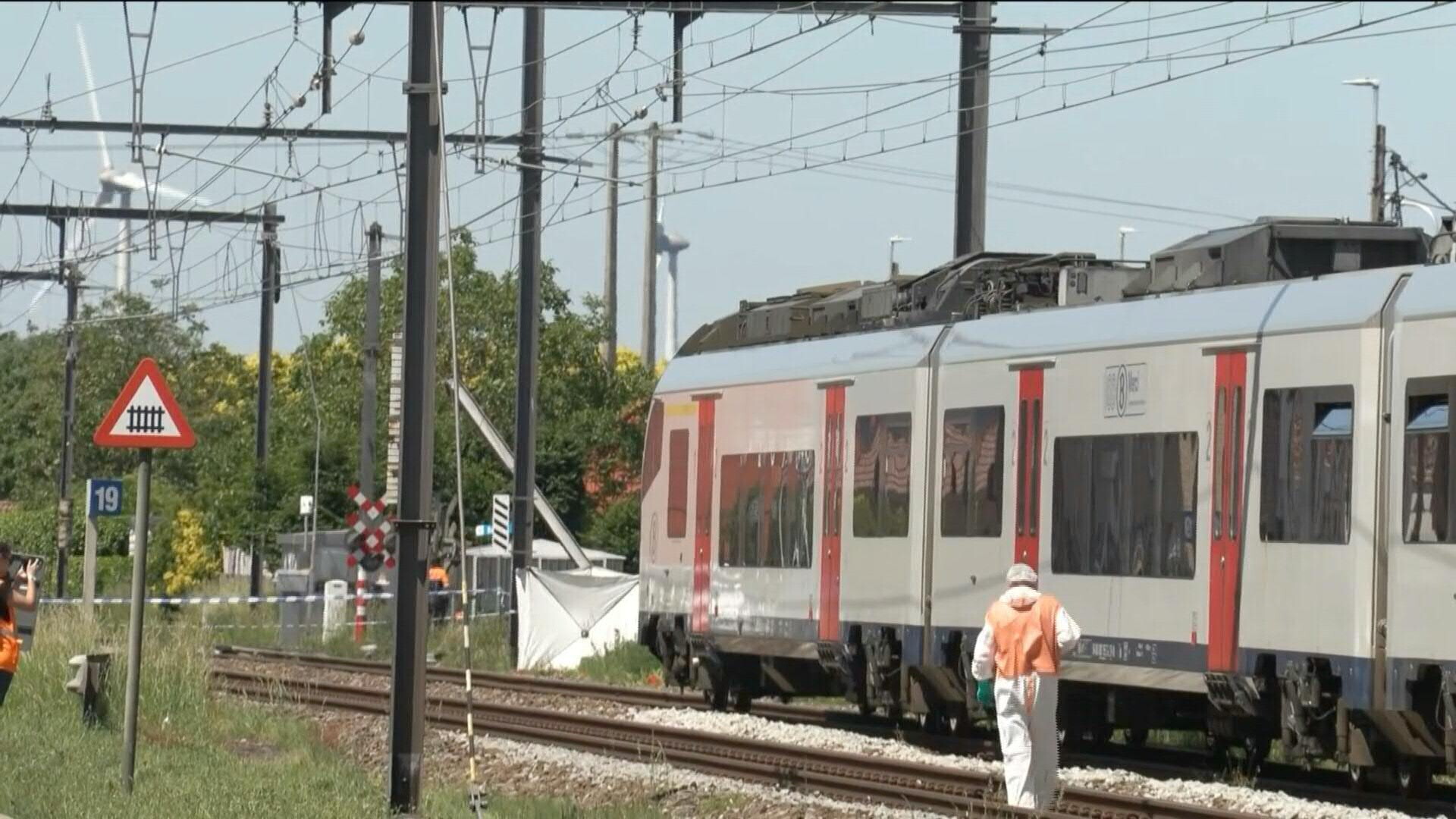 Sopralluogo degli investigatori in Belgio sul luogo del tragico incidente tra treno e scuolabus