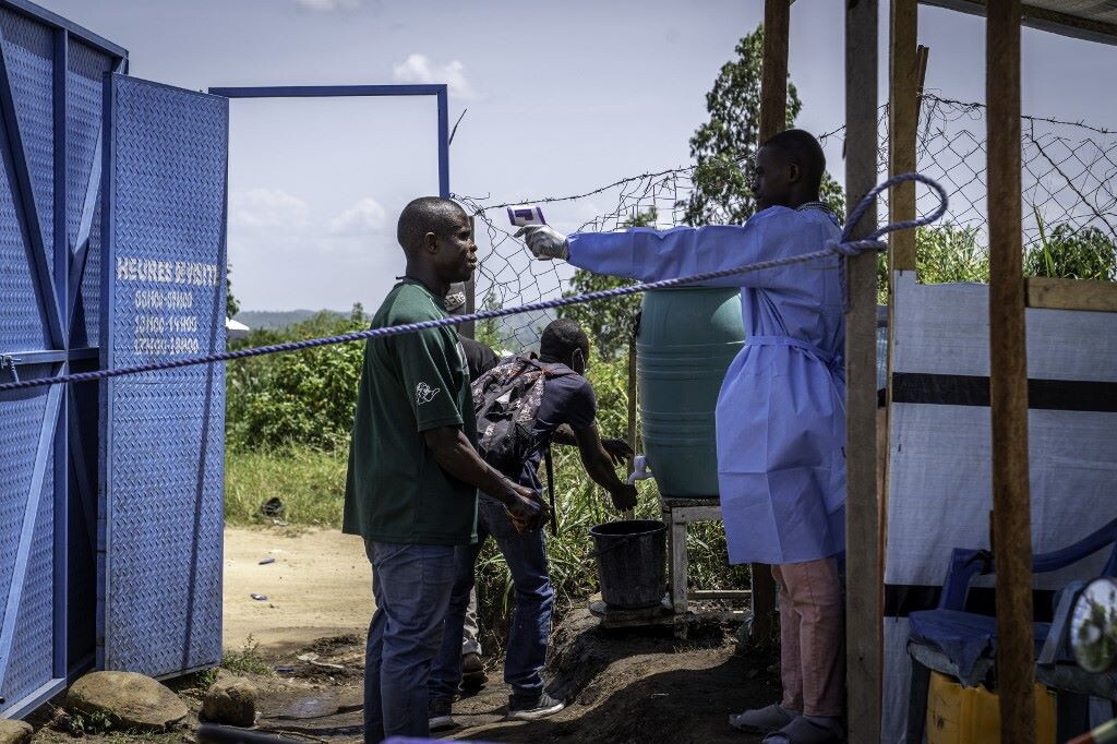 Ebola, un medico rientra in Italia dopo un contatto diretto. 