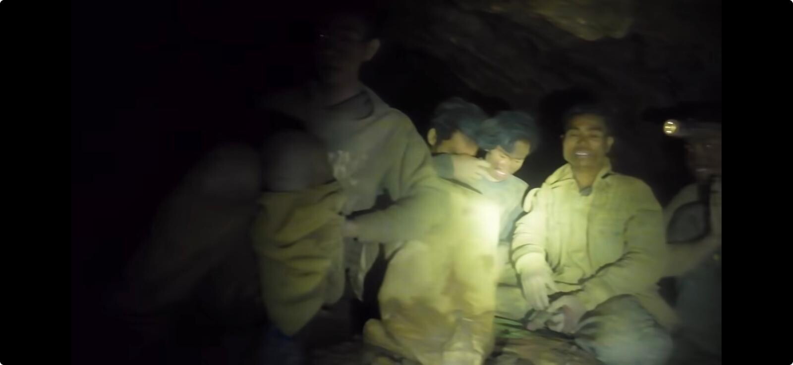 "Sono vivi": il video del sub che ha ritrovato i dispersi nella grotta in Laos
