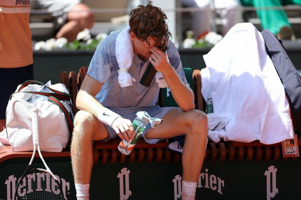Il caldo stende Sinner a Parigi. Jannik sconfitto in 5 set da Cerundolo dopo un malore
