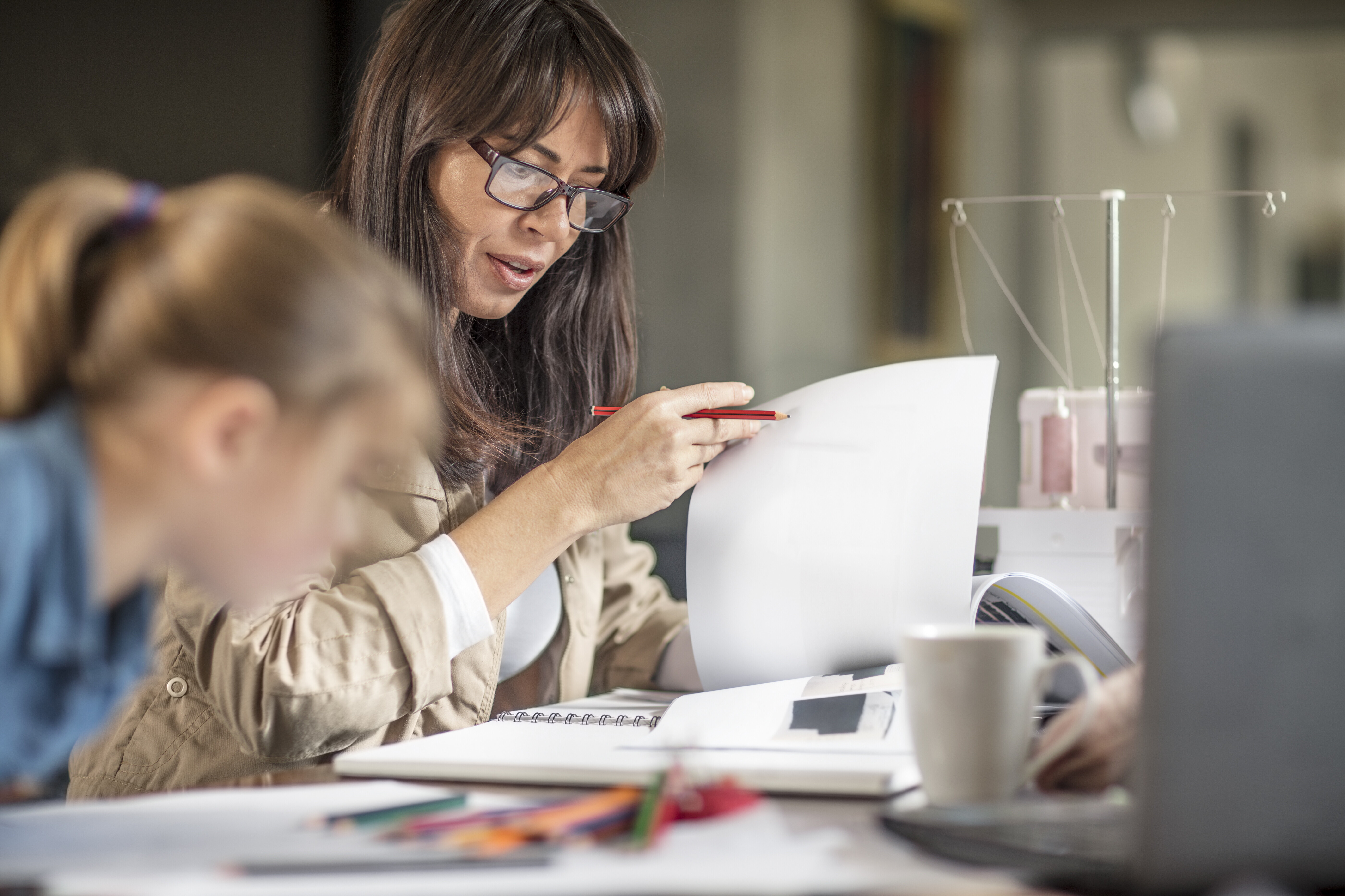 Il lavoro delle madri danneggia lo sviluppo dei figli? La scienza smantella il tabù sociale