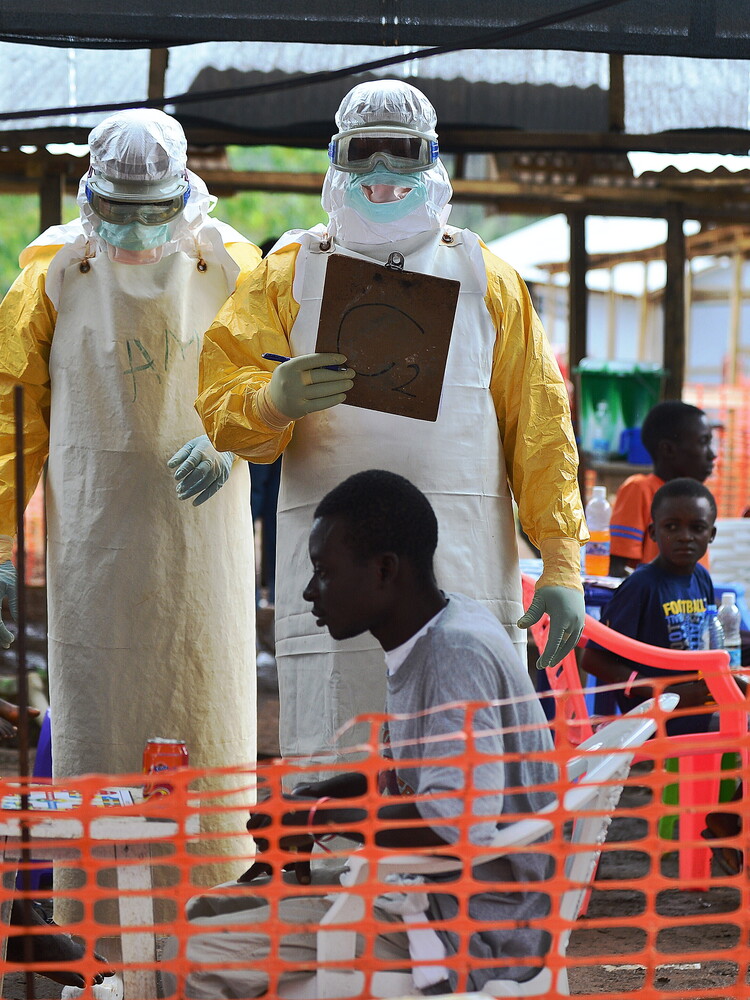 Ebola, stretta sui viaggiatori in Italia