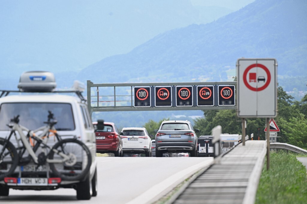 Brennero chiuso. Gli ambientalisti bloccano il traffico