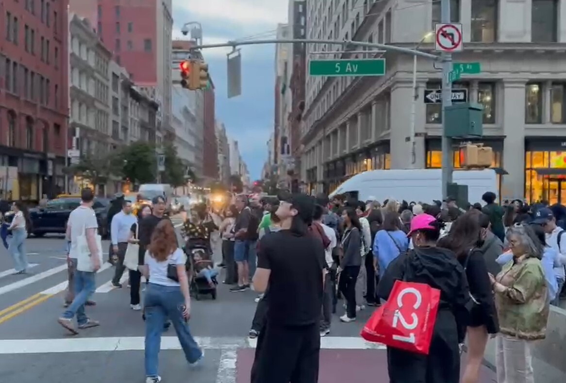Centinaia di newyorkesi in attesa del 'Manhattanhenge'. Ma non si vede