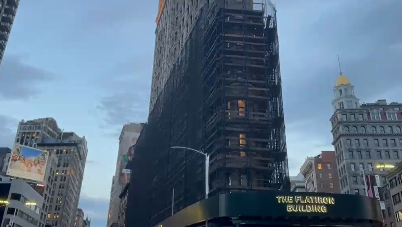 Il Flatiron di Manhattan torna a mostrarsi. Tolte le impalcature al 'Ferro da stiro' di New York