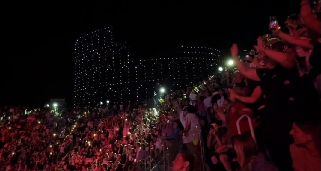 Achille Lauro illumina con i droni il cielo dei Power Hits