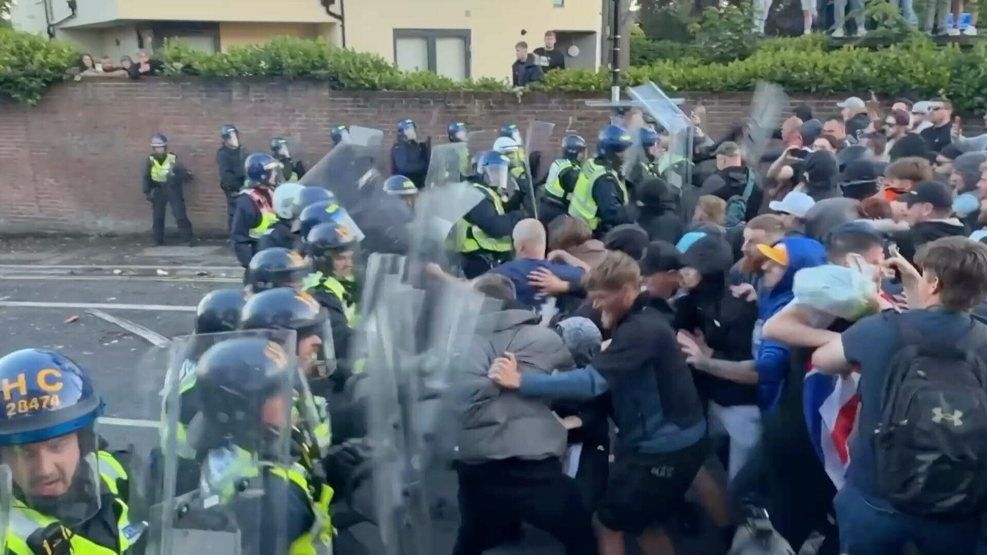 Southampton, proteste dopo il video dello studente morente: scontri con la polizia