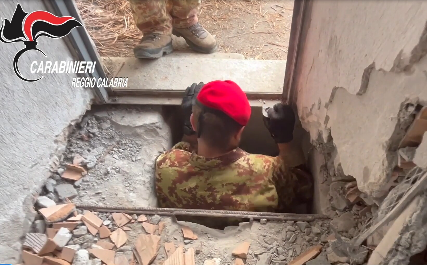 Scoperto un bunker per i latitanti con botola elettrica nella Locride