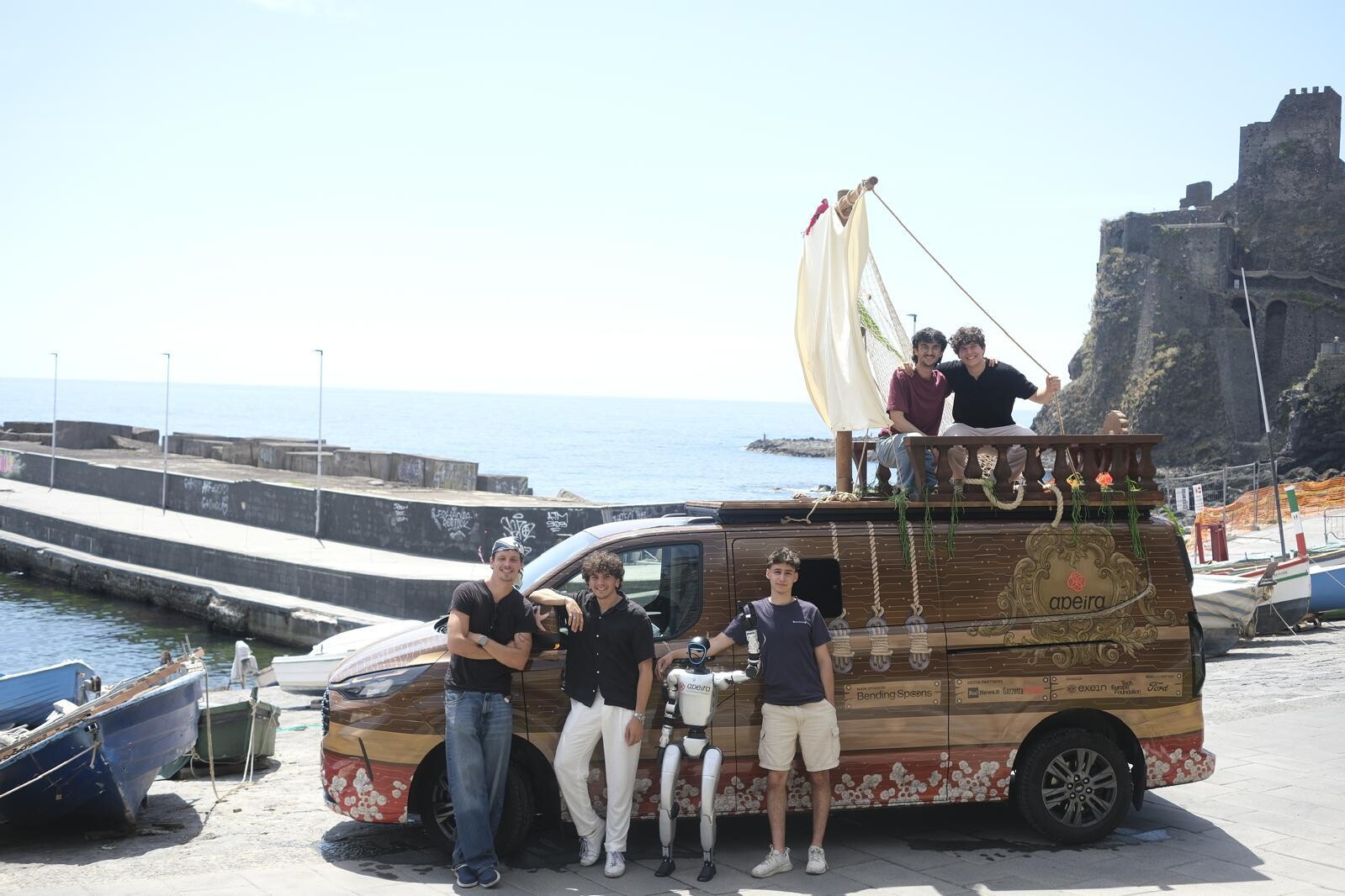 Parte il vascello a ruote di Apeira, un tour per scoprire i giovani talenti