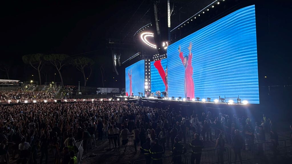 Cesare Cremonini 'gladiatore' al Circo Massimo davanti a 65mila fan