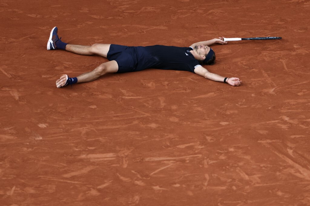 Cobolli crolla nel quinto set, Zverev vince il Roland Garros