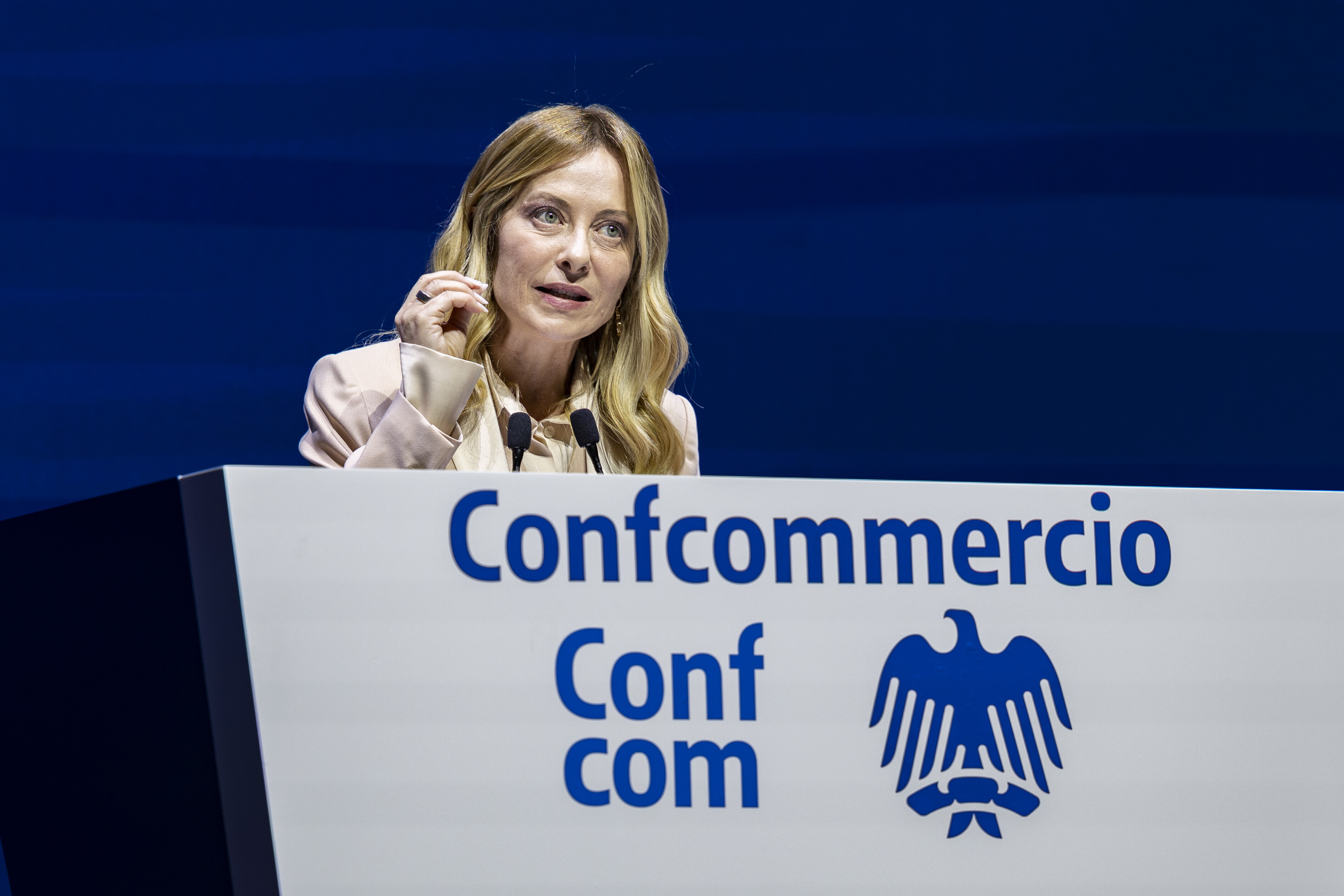Meloni a Confcommercio: “Giù le tasse per il ceto medio”