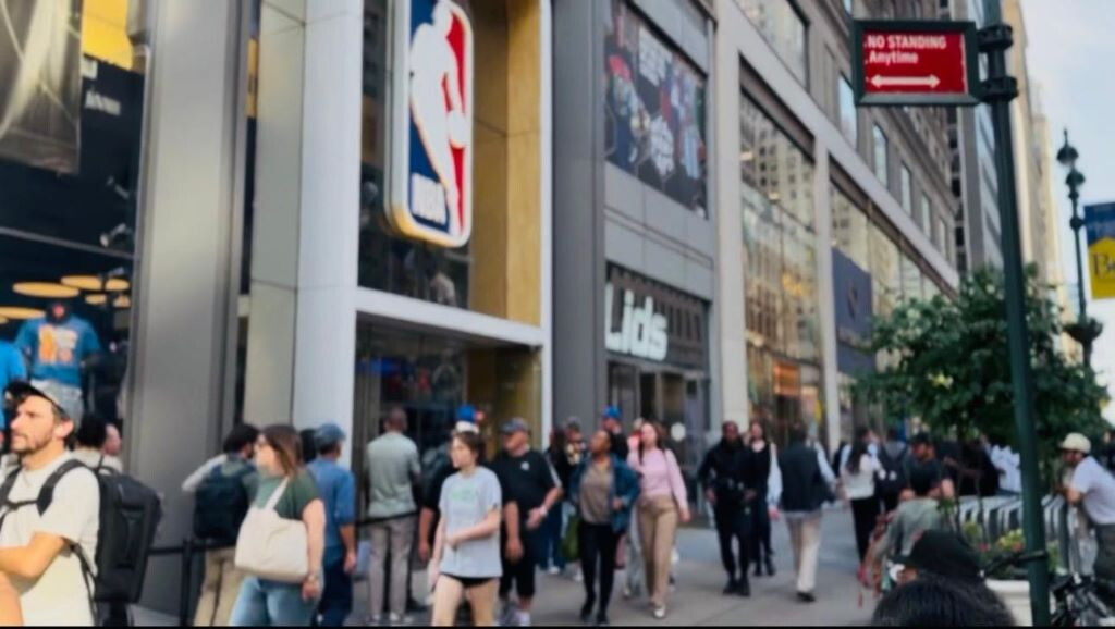 Knicks campioni Nba, New York coperta d'oro si tinge di arancione e blu