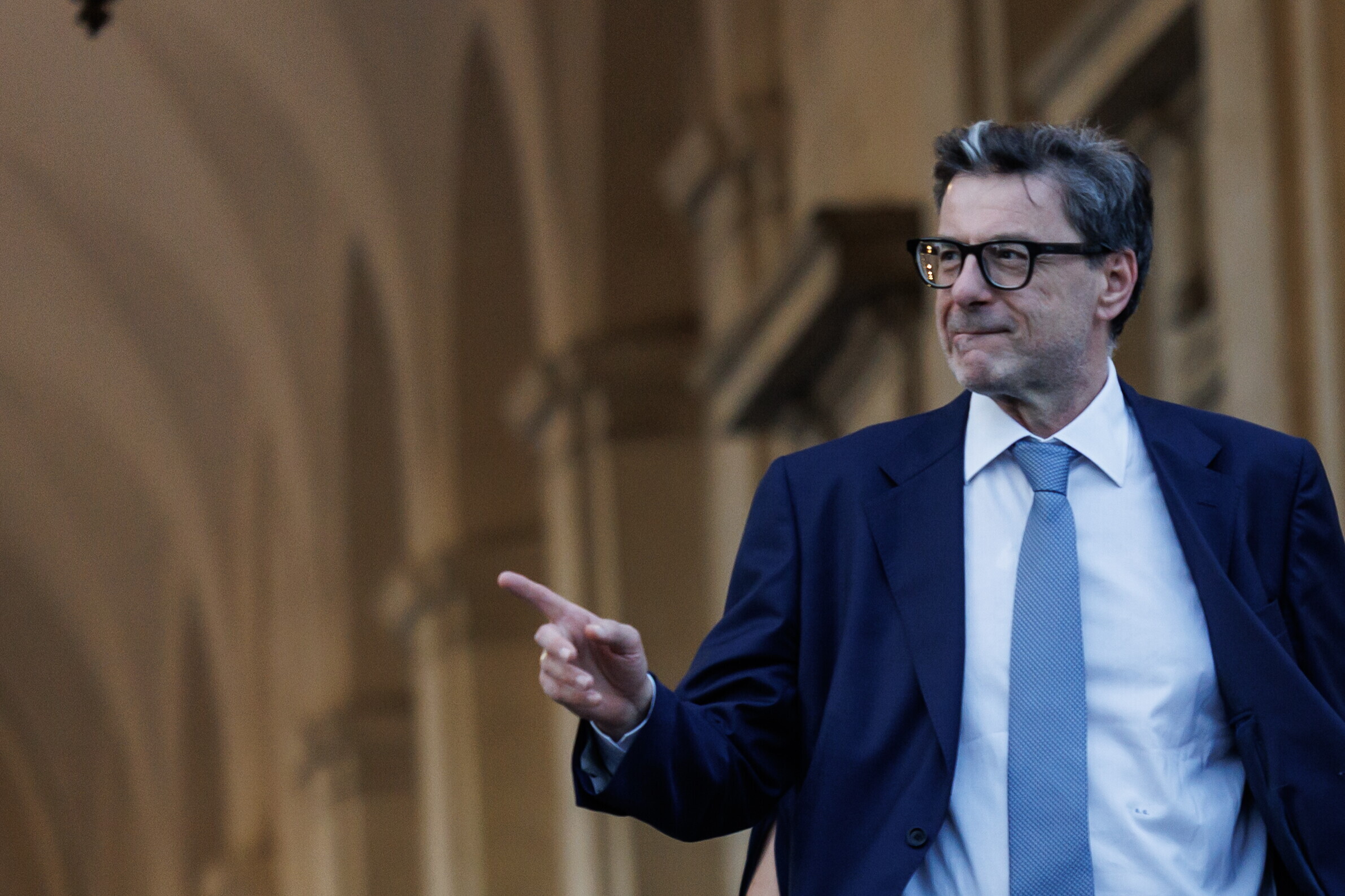 Manovra: banche e pensioni al centro del confronto. La Lega chiede il contributo degli ext...