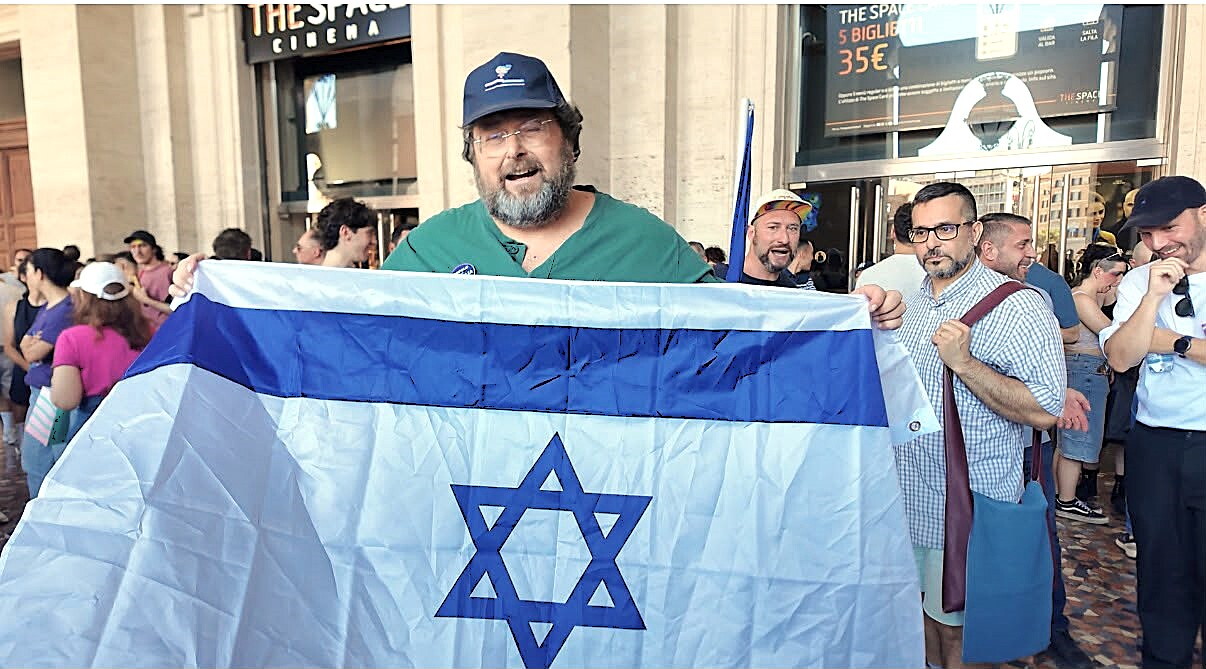 Adinolfi sventola la bandiera di Israele al Roma Pride, manifestanti lo insultano [VIDEO]