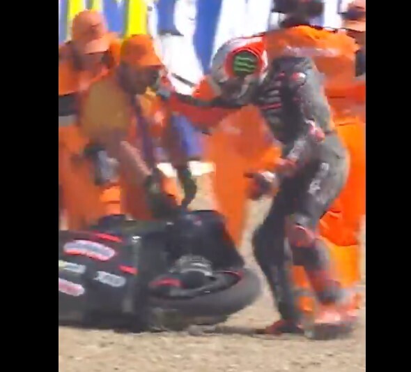 MotoGp: Bezzecchi shock a Brno, schiaffo all'addetto alla pista e squalifica