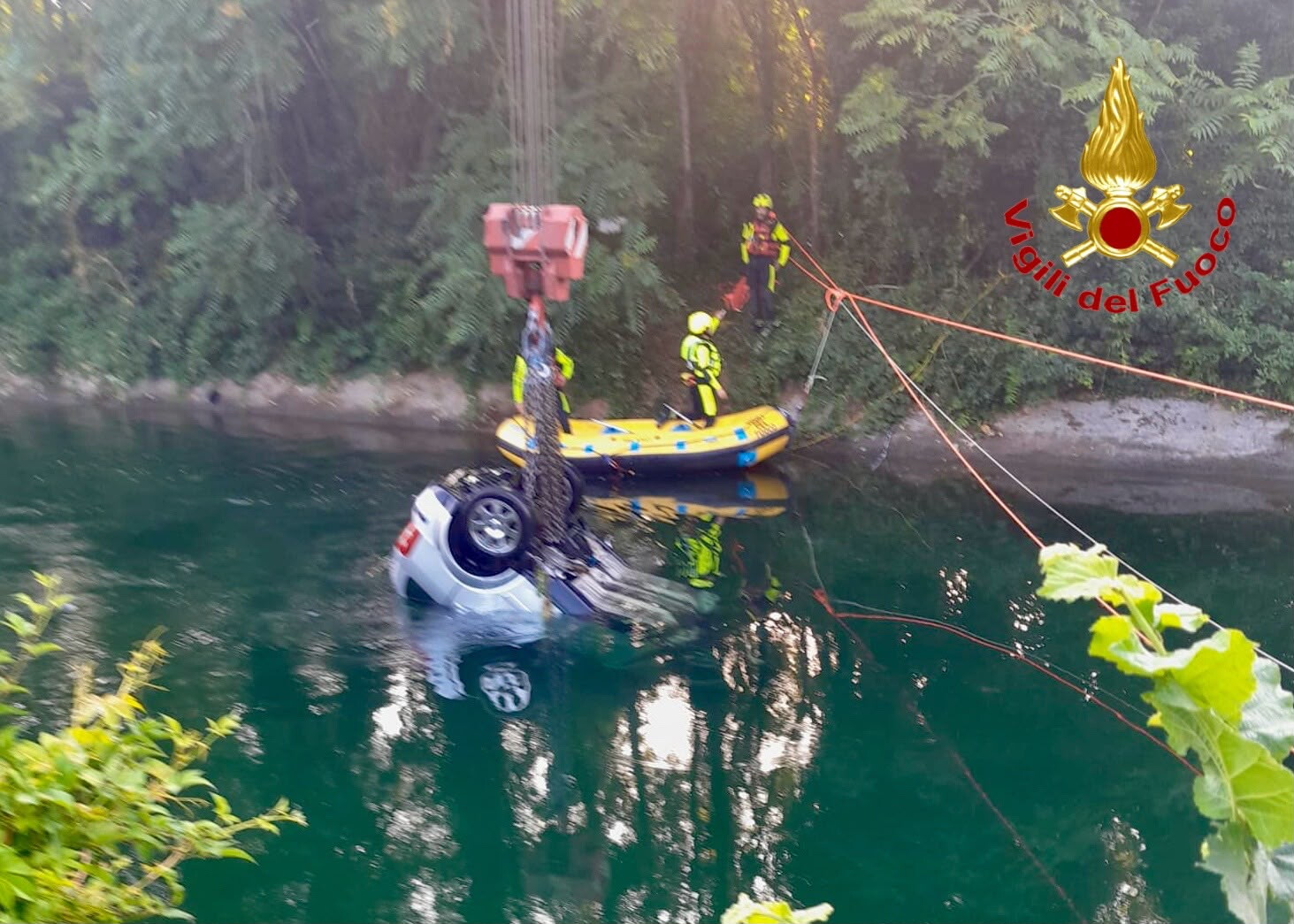 Strage all'alba a Senago: un'auto con 9 ragazzi a bordo vola in un canale, 3 morti