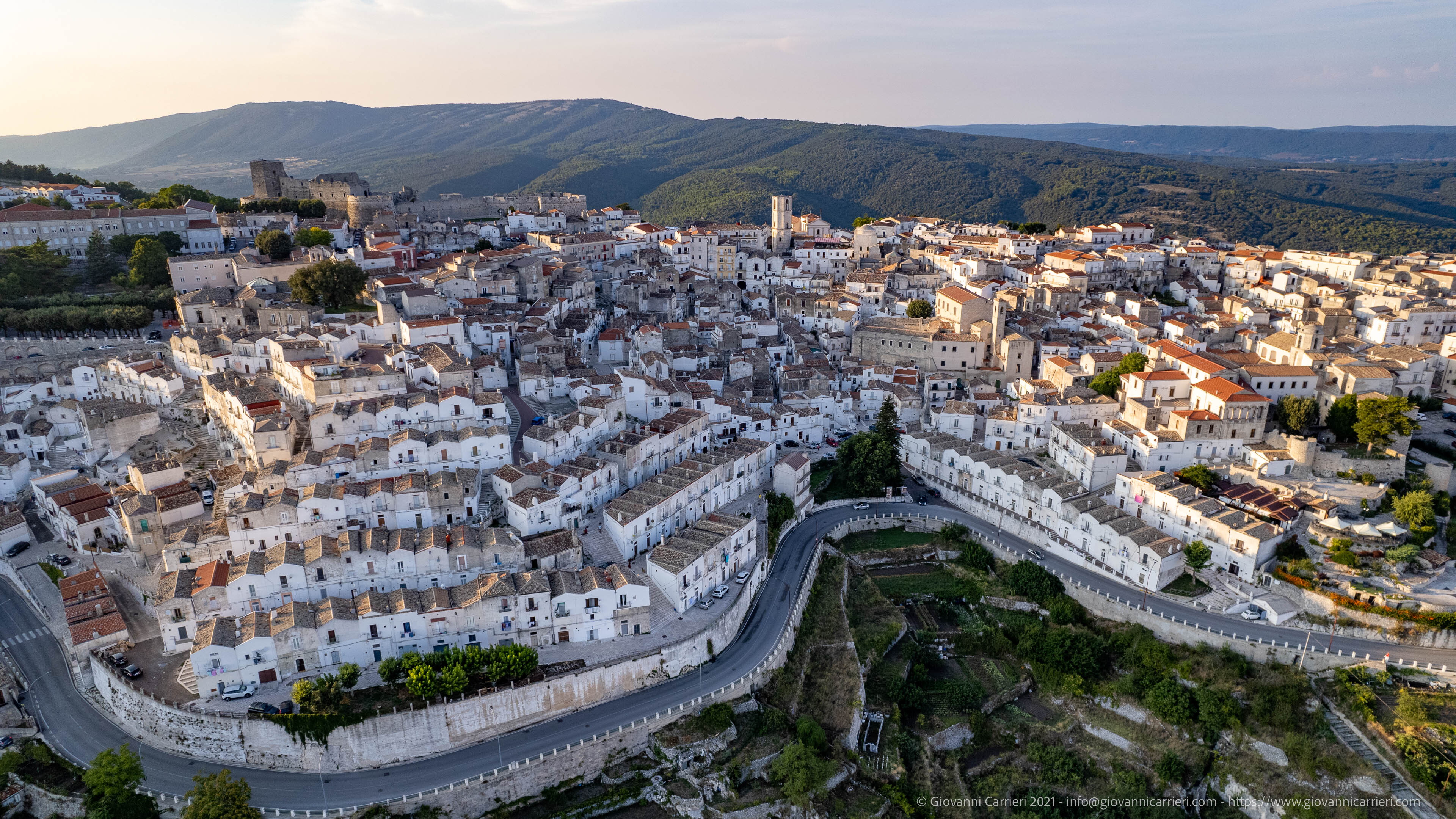 Monte Sant'Angelo celebra i suoi due Siti UNESCO: spiritualità, storia e natura protagonis...