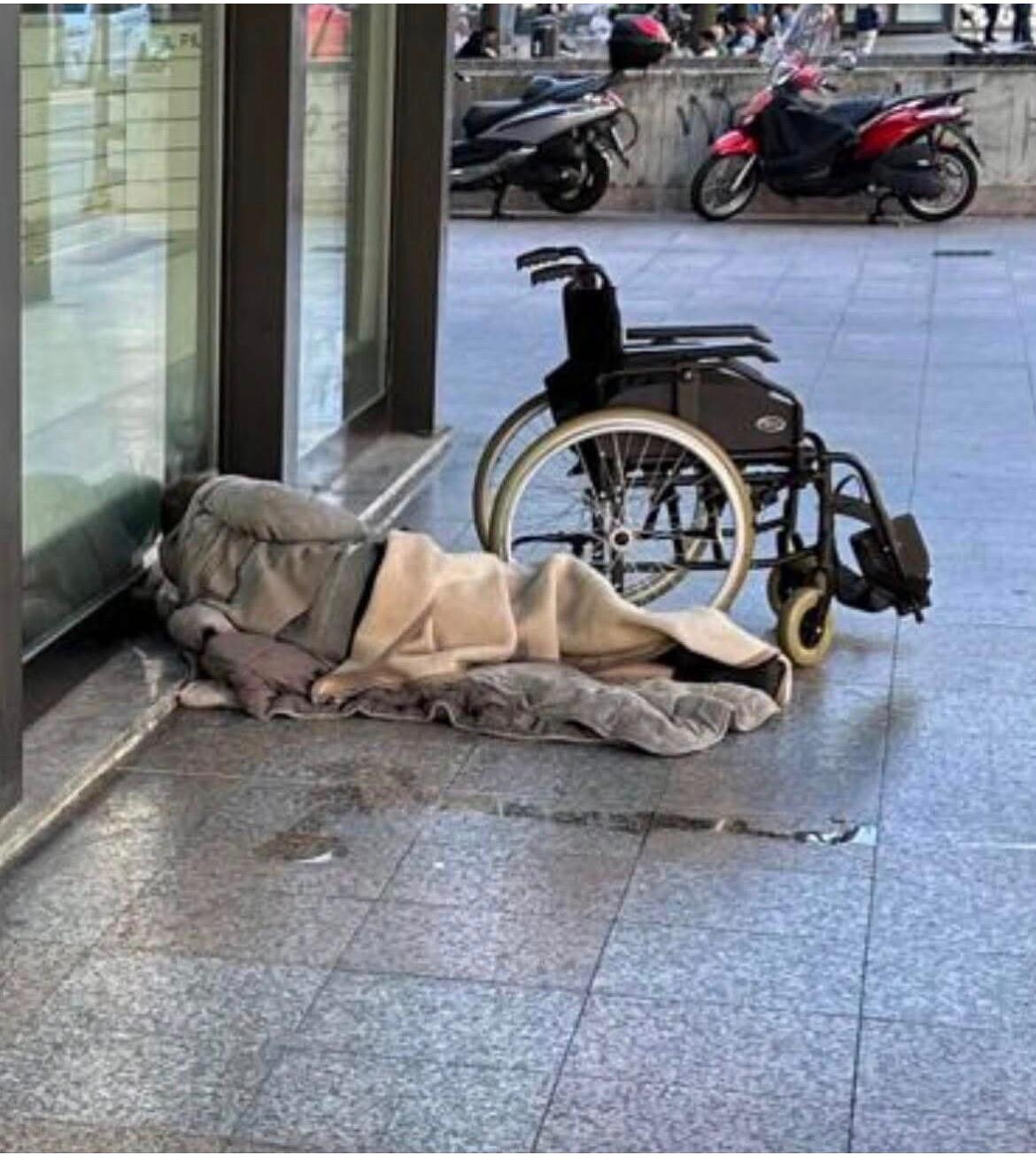 Il senzatetto Giorgio morto nell'indifferenza con la coperta a 40 gradi