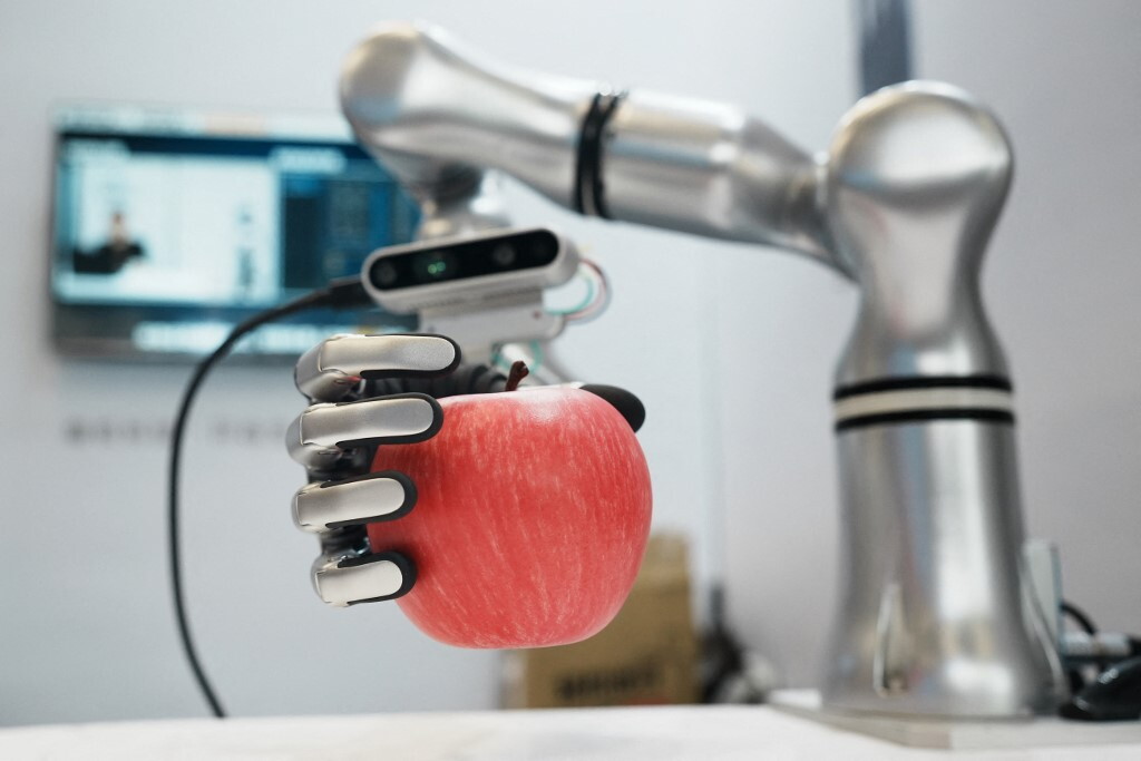 Una mano robotica restituisce la sensazione del movimento