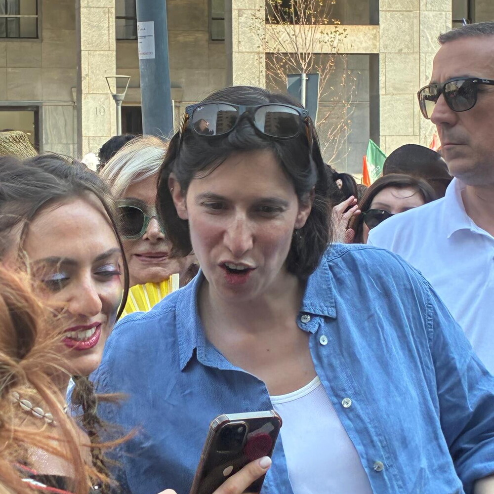 Copertina: Elly Schlein: "L'omotransfobia uccide ancora. La politica rifletta"