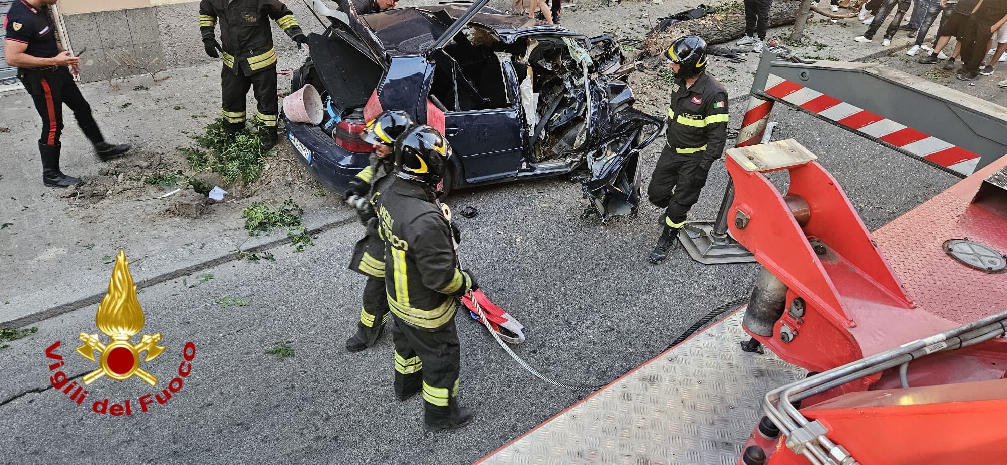 L'auto si schianta contro un albero, morto un 18enne che guidava senza patente