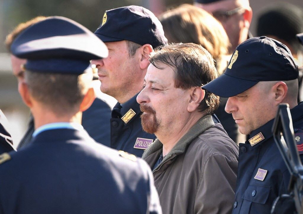 Cesare Battisti 'contro' i giudici, nuovo reclamo per incontrare il figlio fuori dal carcere