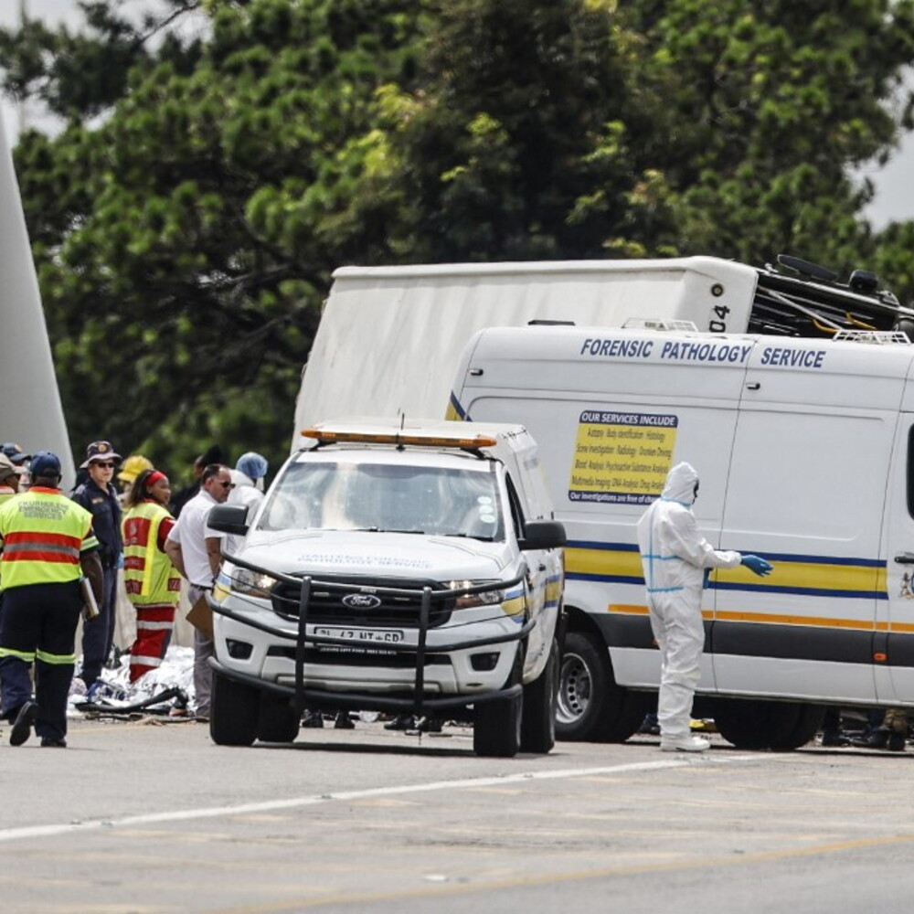 South Africa: bus with 80 passengers overturns, at least 16 dead