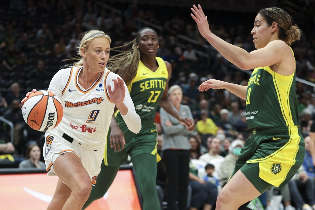 Un dito puntato trasforma una modella-cestista della Wnba in meme